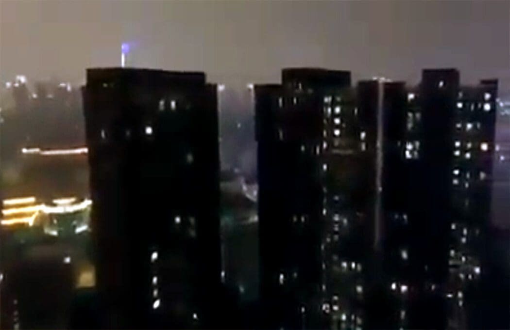 هتافات تشجيعية في مدينة ووهان وليست صراخ ذعر وعويل!