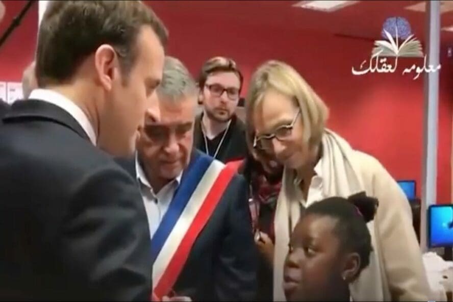 ماكرون يحاور طفلة في مدينة Les mureaux
