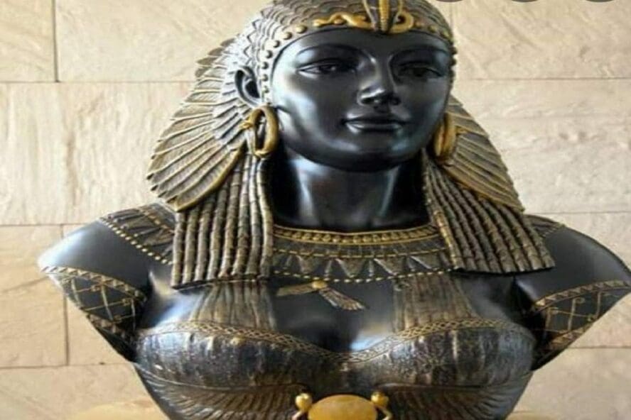 صورة تمثال كليوباترا وليس أول طبيبة فرعونية مصرية فتبينوا