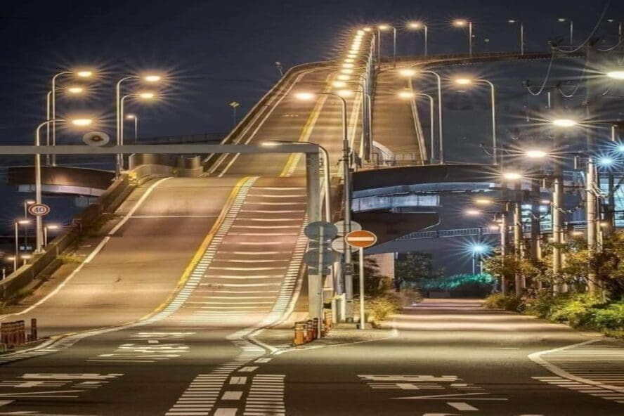في اليابان جسر وليس مصر