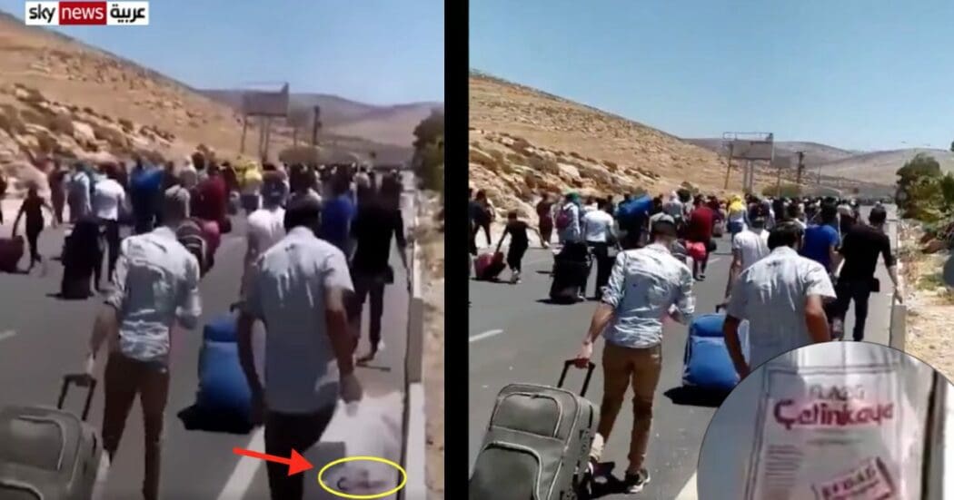 كيس يحمله أحد سوريين عائدين إلى بلادهم عبر الحدود التركية