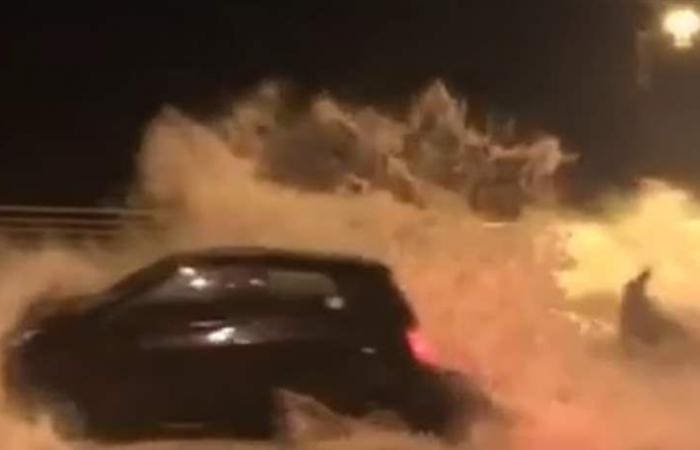 ادعاء ارتفاع موج البحر في كورنيش المنارة في عين المريسة في لبنان مقطع قديم فتبينوا