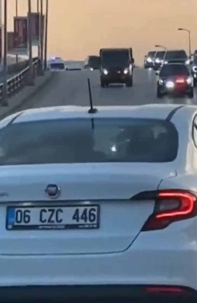 لقطة شاشة من النسخة الأطول من مقطع الادعاء تظهر فيها لوحة تسجيل لسيارة خاصة بمدينة أنقرة التركية